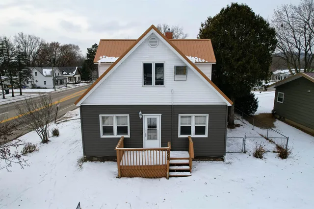 $194,999 | 320 Wisconsin Avenue, Boscobel, WI 53805