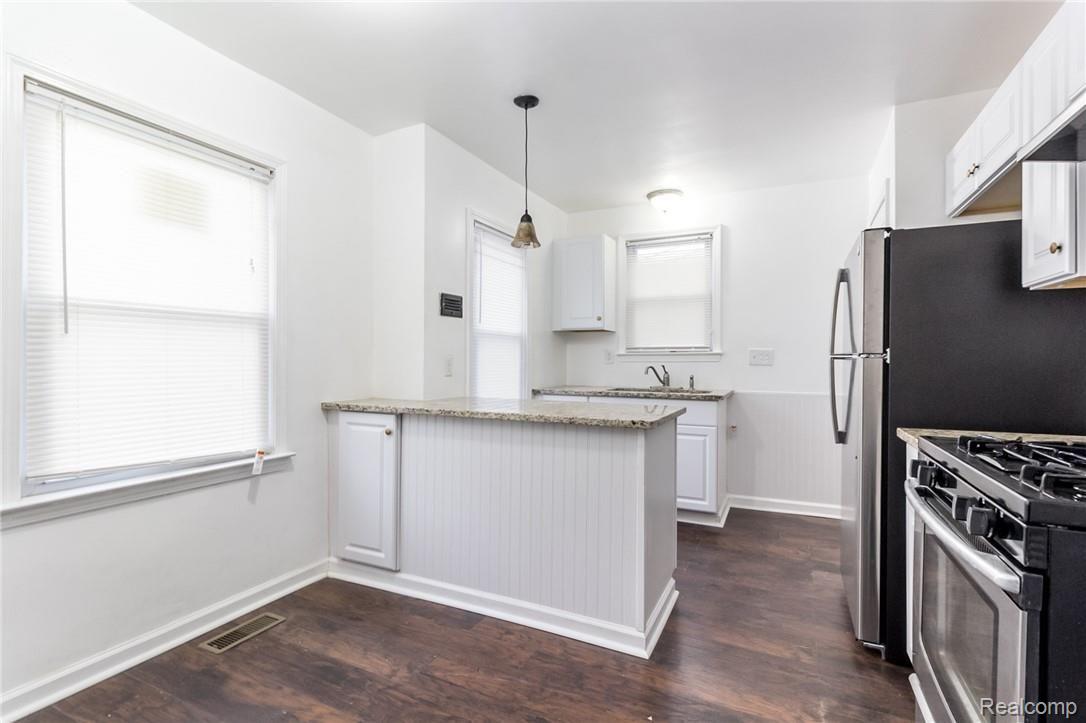 6745 Pelham-7.jpg