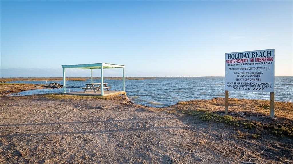423 Palmetto Point Road Rockport, TX 78382 - Photo 18 of 21 a view of a backyard