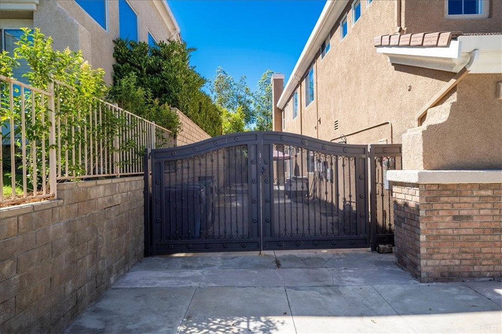 28210 Infinity Circle Saugus, CA 91390 - Photo 4 of 34