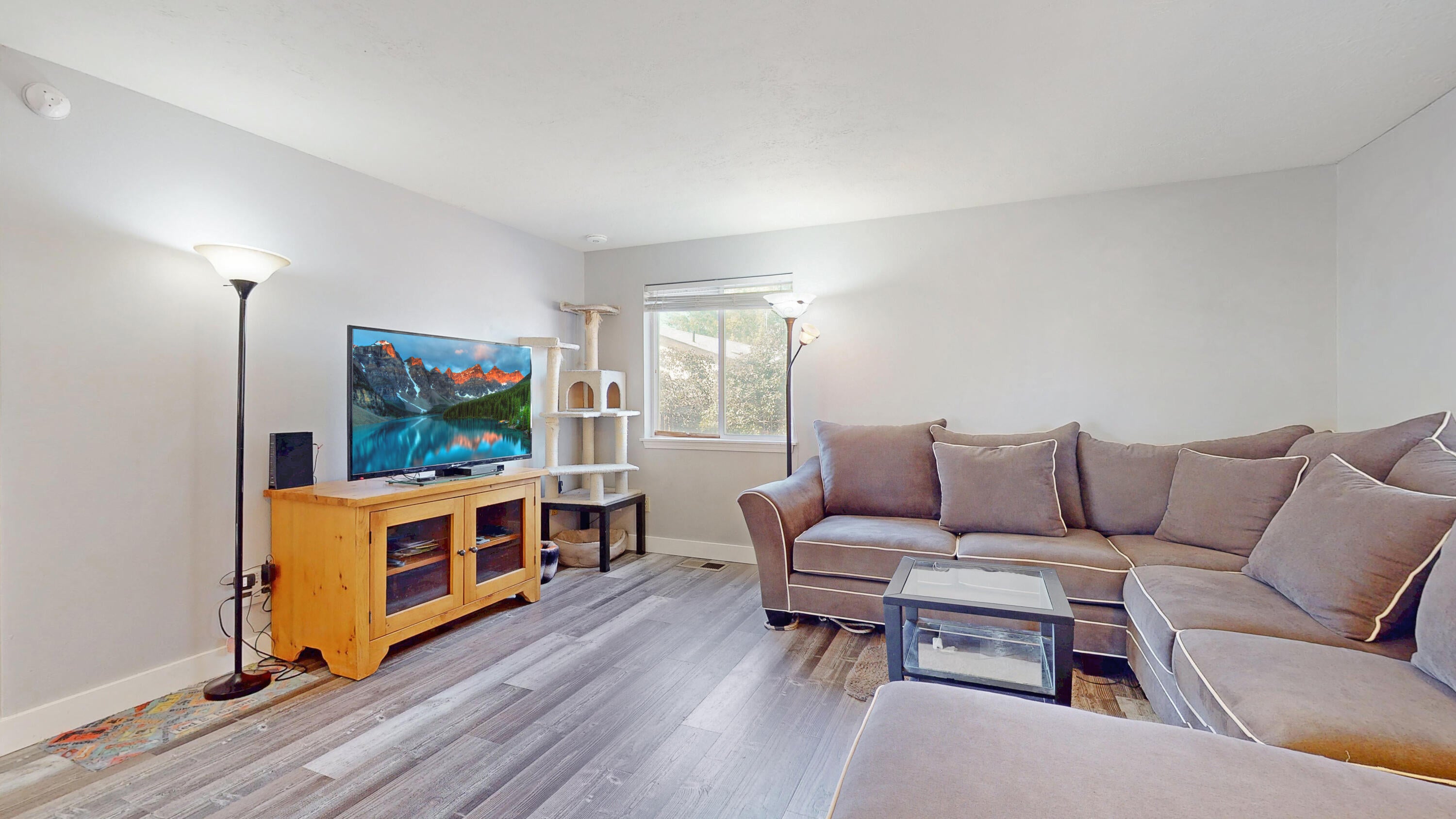 2015 Southwest 20th Street Redmond, OR 97756 - Photo 8 of 26 Living room