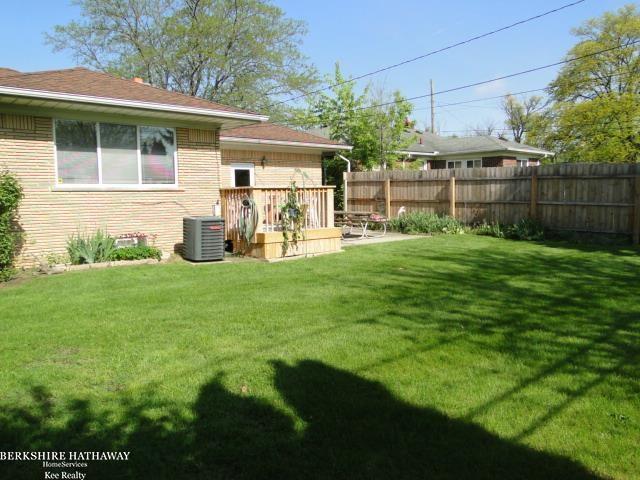 23820 Roxana Avenue Eastpointe, MI 48021 - Photo 6 of 40 50074854-5.JPG
