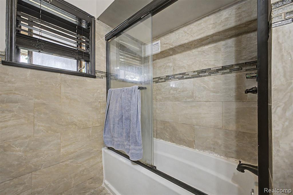 8650 Whitlock Avenue Dearborn, MI 48126 - Photo 23 of 40