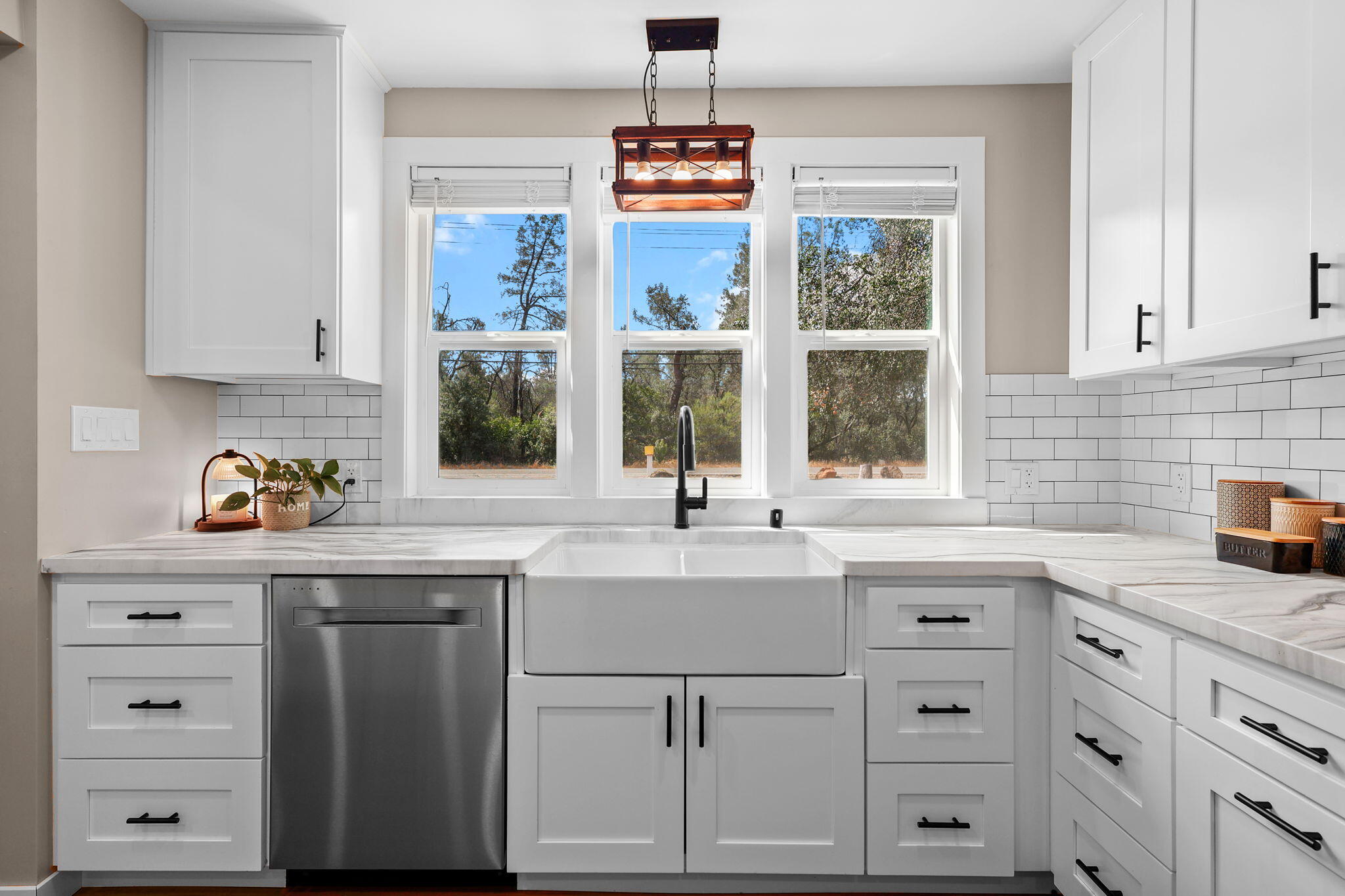 7128 Happy Valley Road Anderson, CA 96007 - Photo 14 of 48 Modern Farmhouse Sink