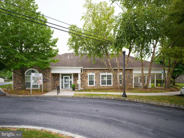 $285,000 | 411 Creekside Drive, Brookhaven, PA 19015