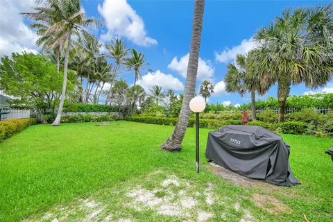 $4,000 | 2401 Collins Avenue, Unit 504, Miami Beach, FL 33140