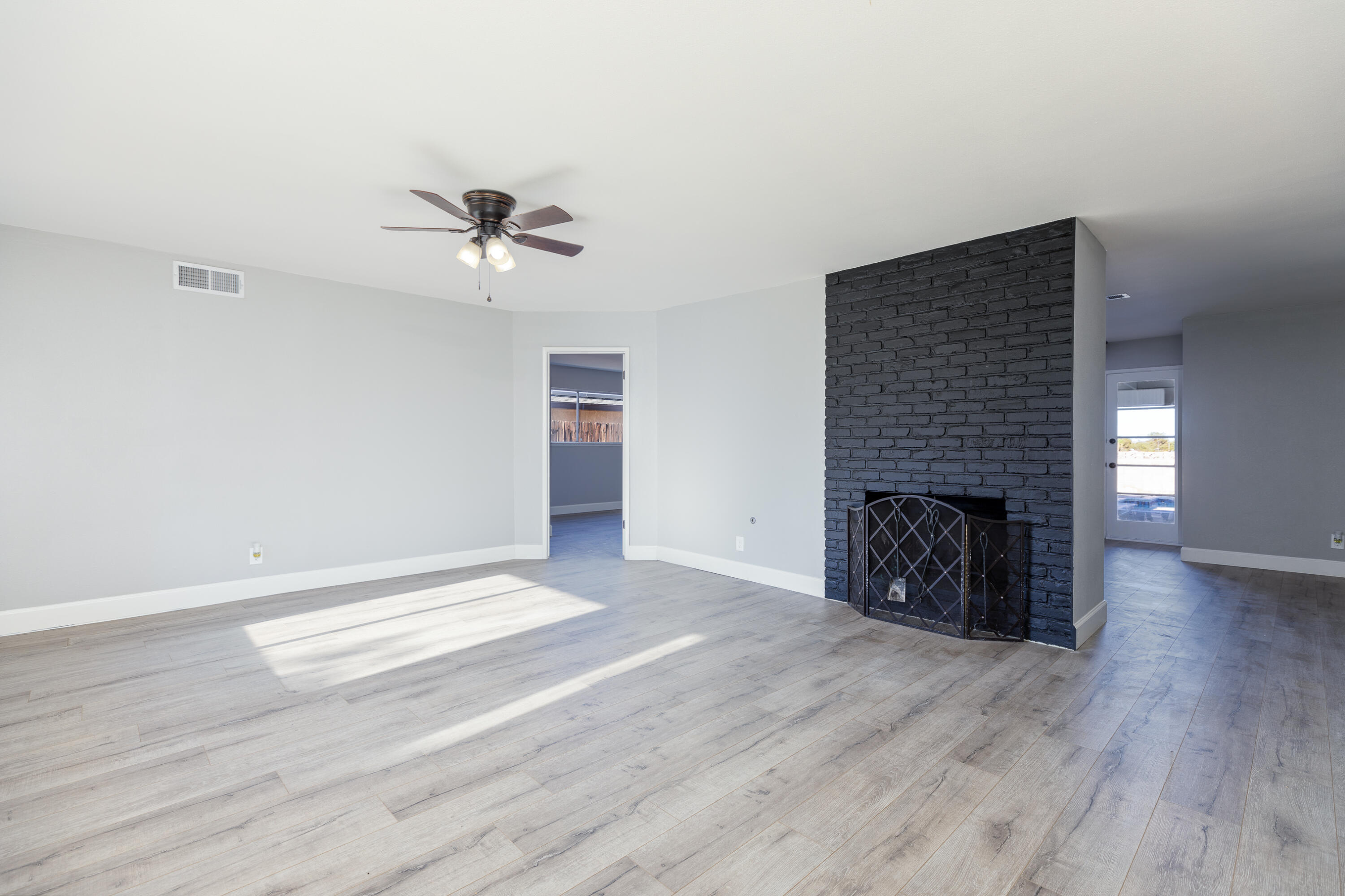 608 South Sanders Street Ridgecrest, CA 93555 - Photo 5 of 26 Living Room