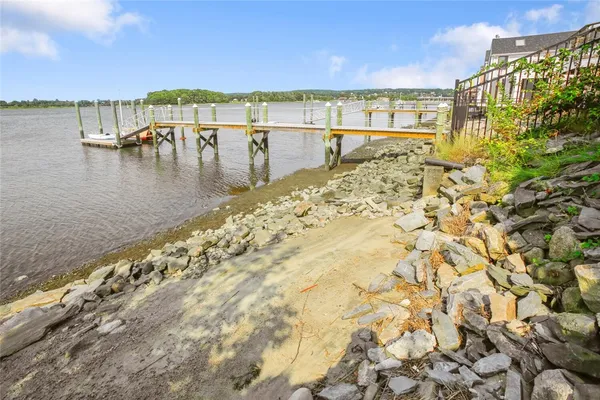 $2,600 | 333 Riverside Street, Portsmouth, RI 02871