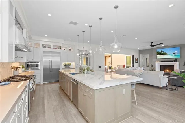 a large kitchen with kitchen island a large island in it