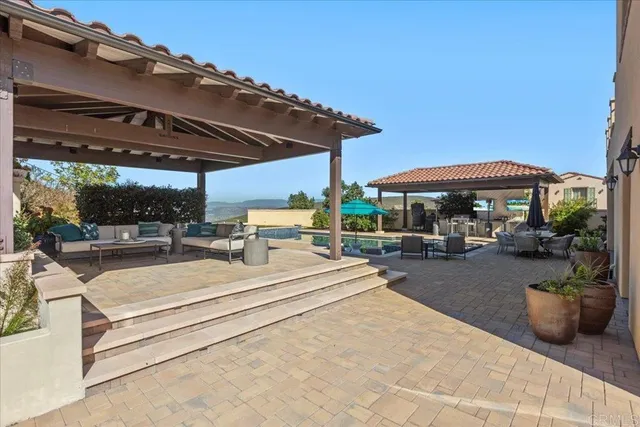 a view of a yard in front of the house