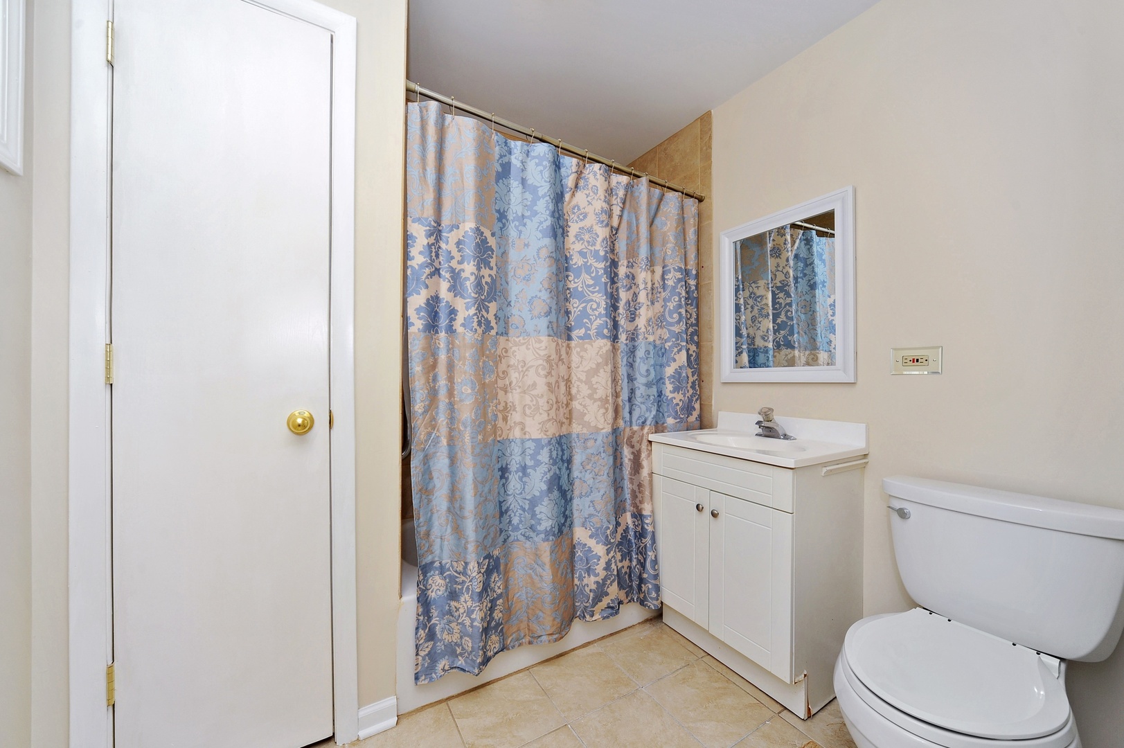 138 Green Bay Road, Unit 138 Glencoe, IL 60022 - Photo 7 of 10 a bathroom with a toilet a sink and a shower