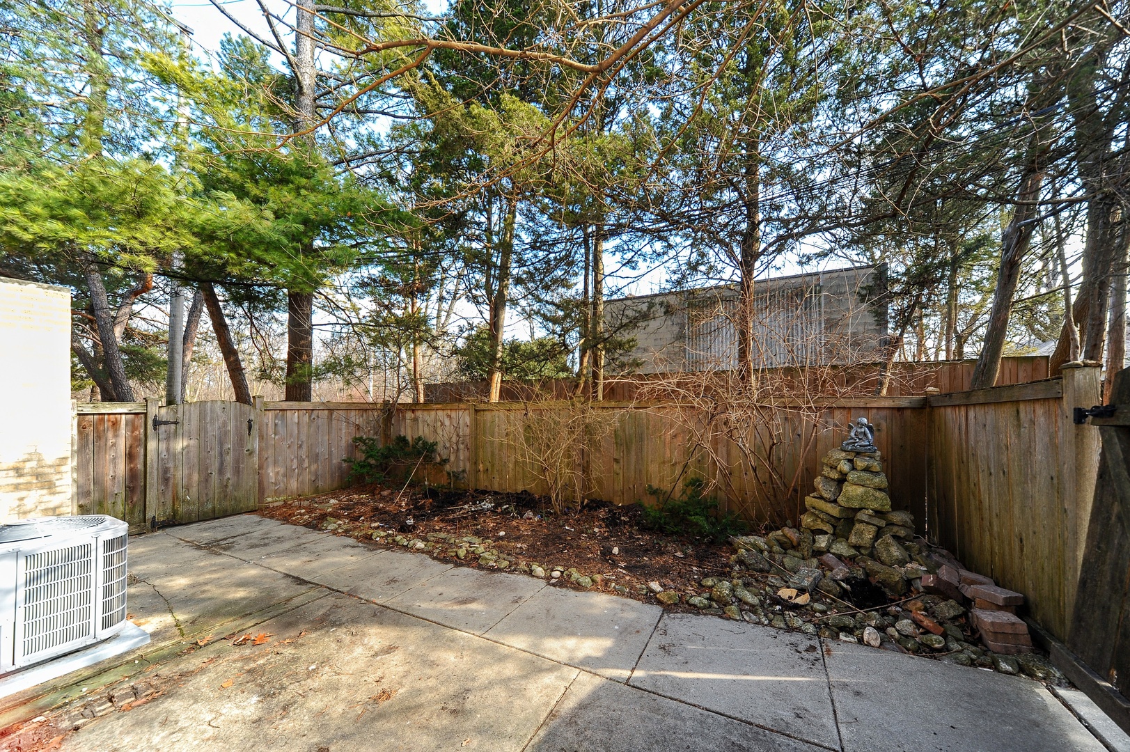 138 Green Bay Road, Unit 138 Glencoe, IL 60022 - Photo 10 of 10 a view of a backyard