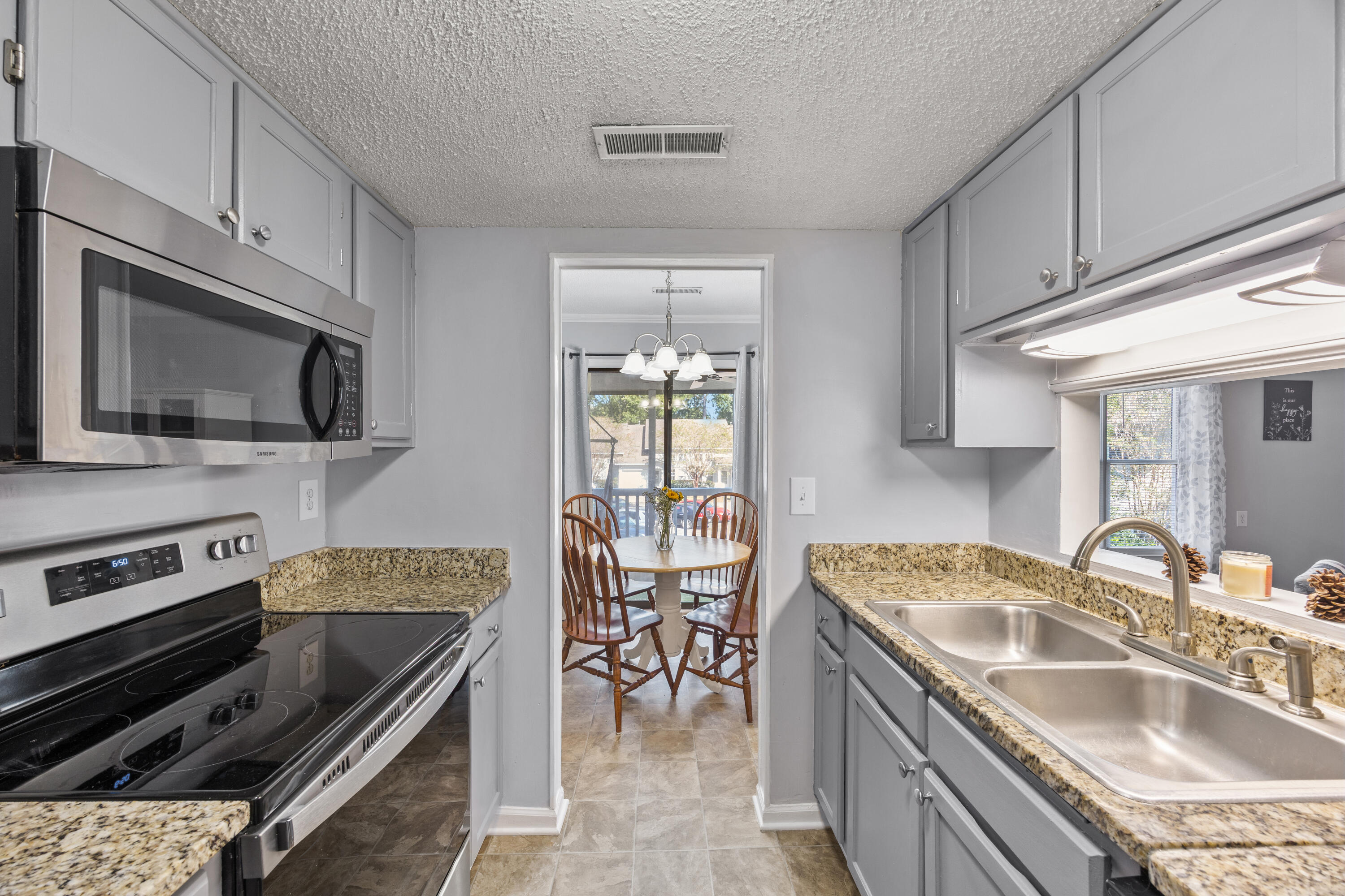 405 Sunny Side Way Summerville, SC 29485 - Photo 7 of 36 _I2A1284