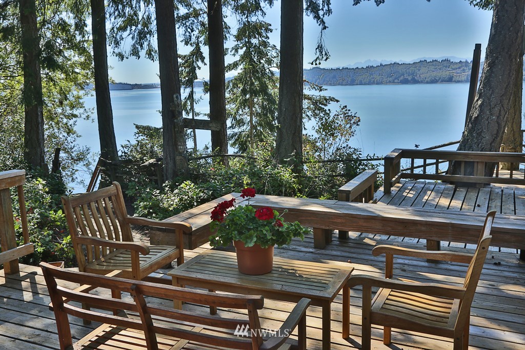 4576 South June Beach Road Freeland, WA 98249 - Photo 11 of 25 a view of a chairs and table in the patio