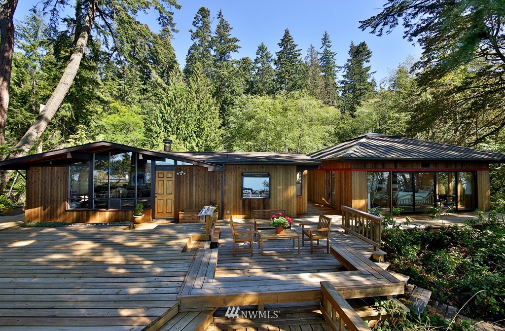4576 South June Beach Road Freeland, WA 98249 - Photo 8 of 25 a view of a patio with table and chairs and potted plants