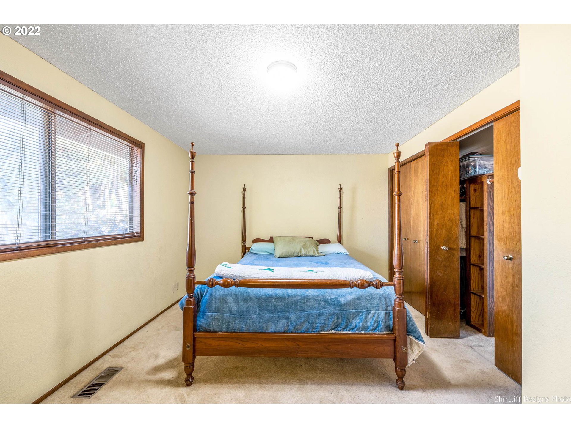 357 49th State Loop Springfield, OR 97478 - Photo 8 of 22 a bedroom with a bed and a window