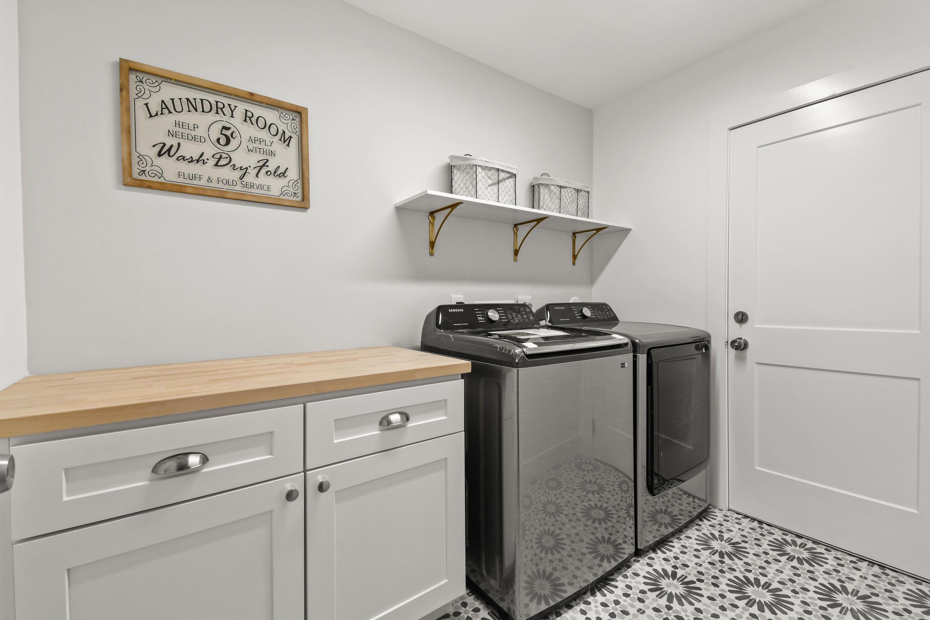 114 Inner Harbour Way Jupiter, FL 33477 - Photo 30 of 38 a view of kitchen cabinetry and a stove