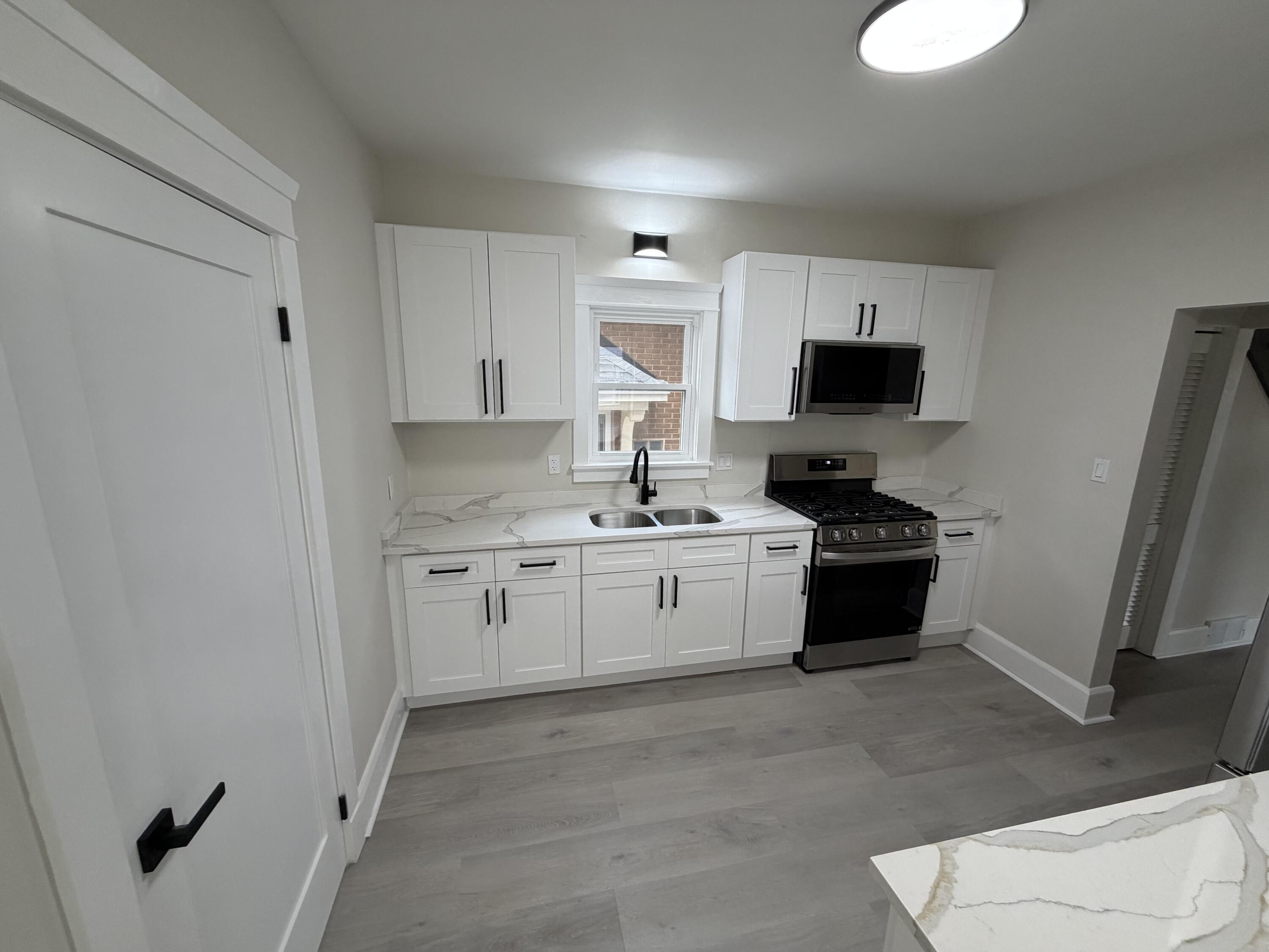 1624 Carlisle Avenue Racine, WI 53404 - Photo 2 of 17 IMG_9034