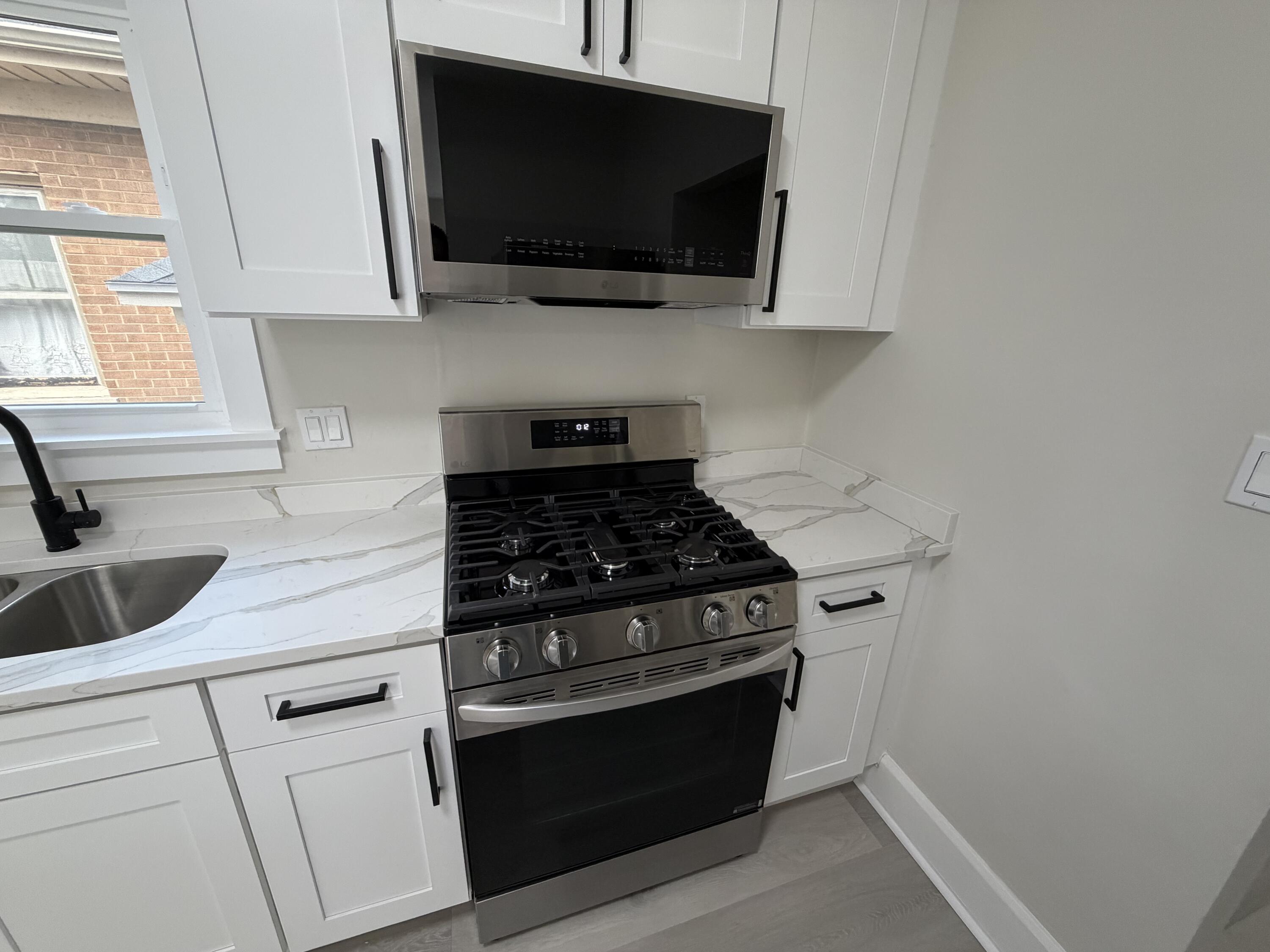 1624 Carlisle Avenue Racine, WI 53404 - Photo 5 of 17 IMG_9048