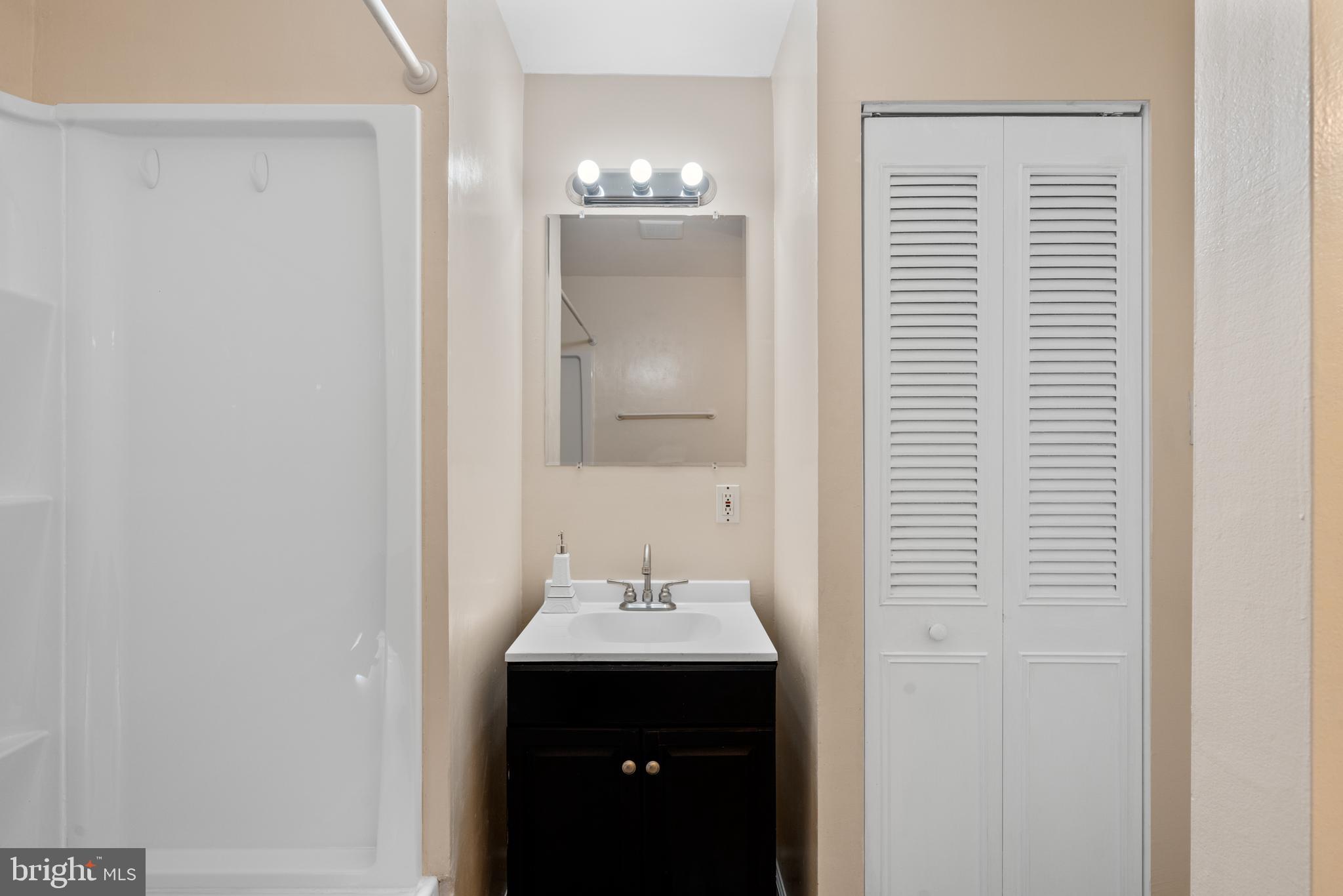 13043 Townsend Road, Unit H3 Philadelphia, PA 19154 - Photo 28 of 31 Hallway bathroom upstairs