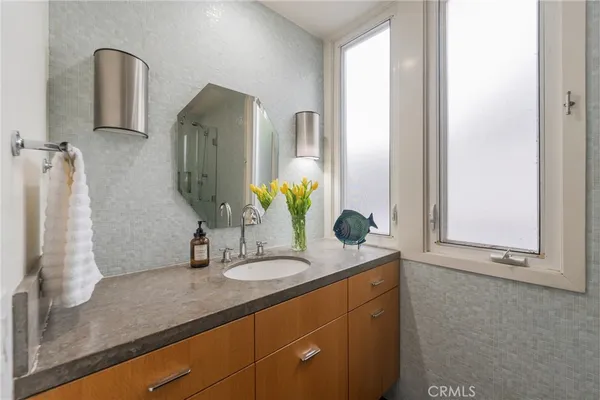 $16,995 | 2404 Laurel Avenue, Manhattan Beach, CA 90266