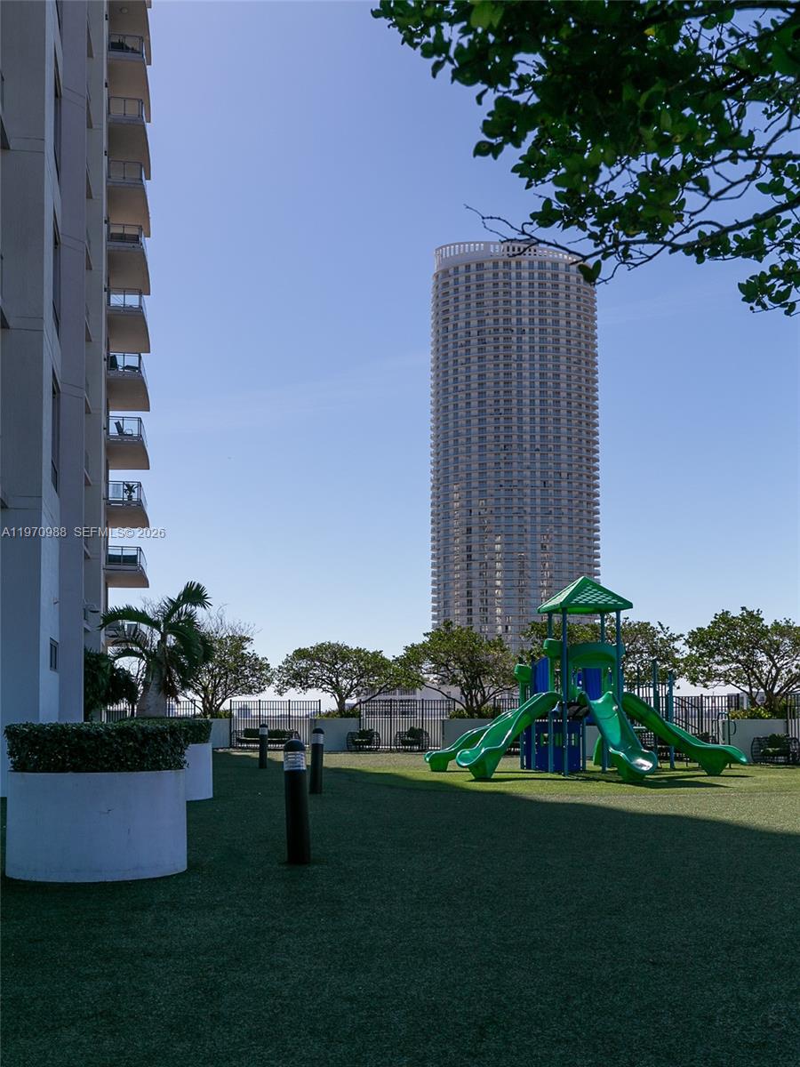 90 Southwest 3rd Street, Unit 1611 Miami, FL 33130 - Photo 39 of 44 a garden view with a seating space