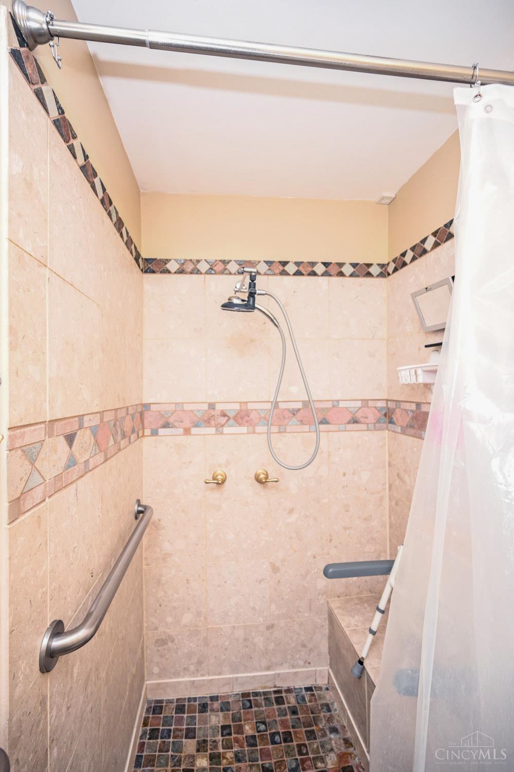 8265 Forest Road Cincinnati, OH 45255 - Photo 20 of 34
