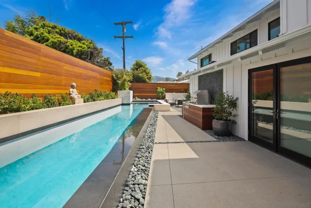 a view of sitting area with furniture