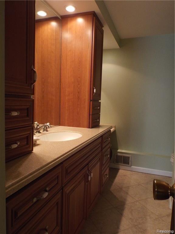 3862 Ruthland Road Troy, MI 48084 - Photo 21 of 35 ruthland Full Bath.jpg