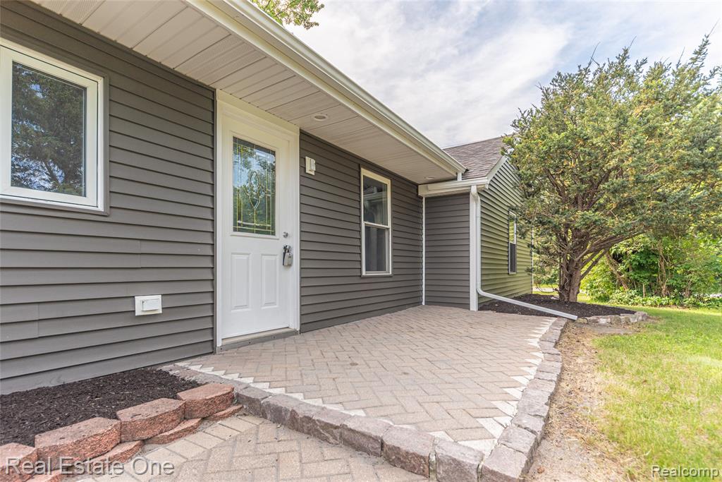 912 North Wixom Road Wixom, MI 48393 - Photo 2 of 49