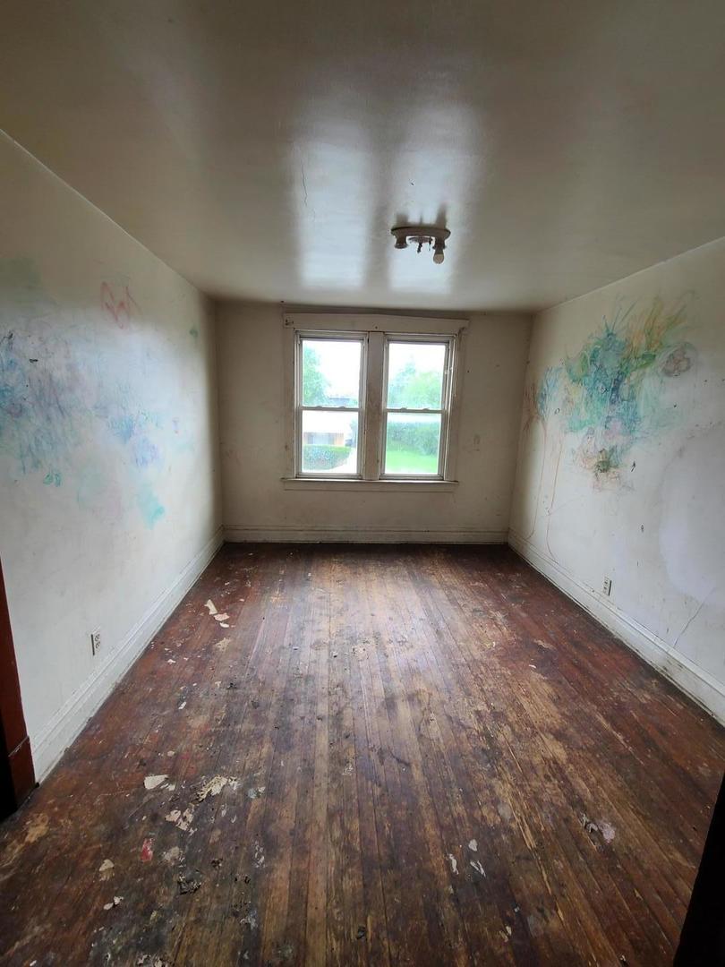 616 Ingraham Avenue Calumet City, IL 60409 - Photo 8 of 9 an empty room with a window