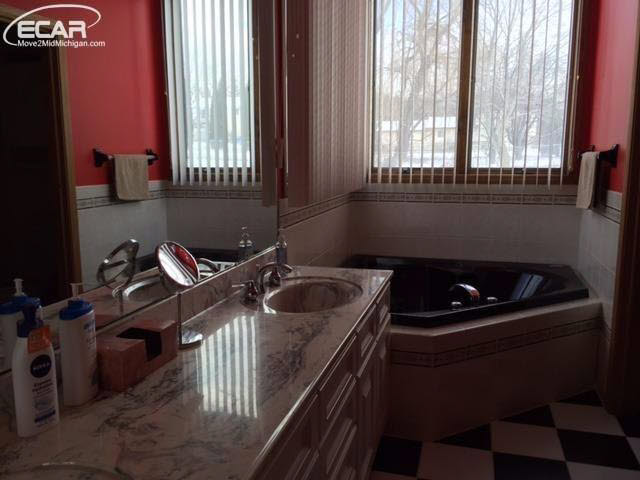 1156 Heatherwoode Road Flint, MI 48532 - Photo 20 of 28 21304475-19.JPG