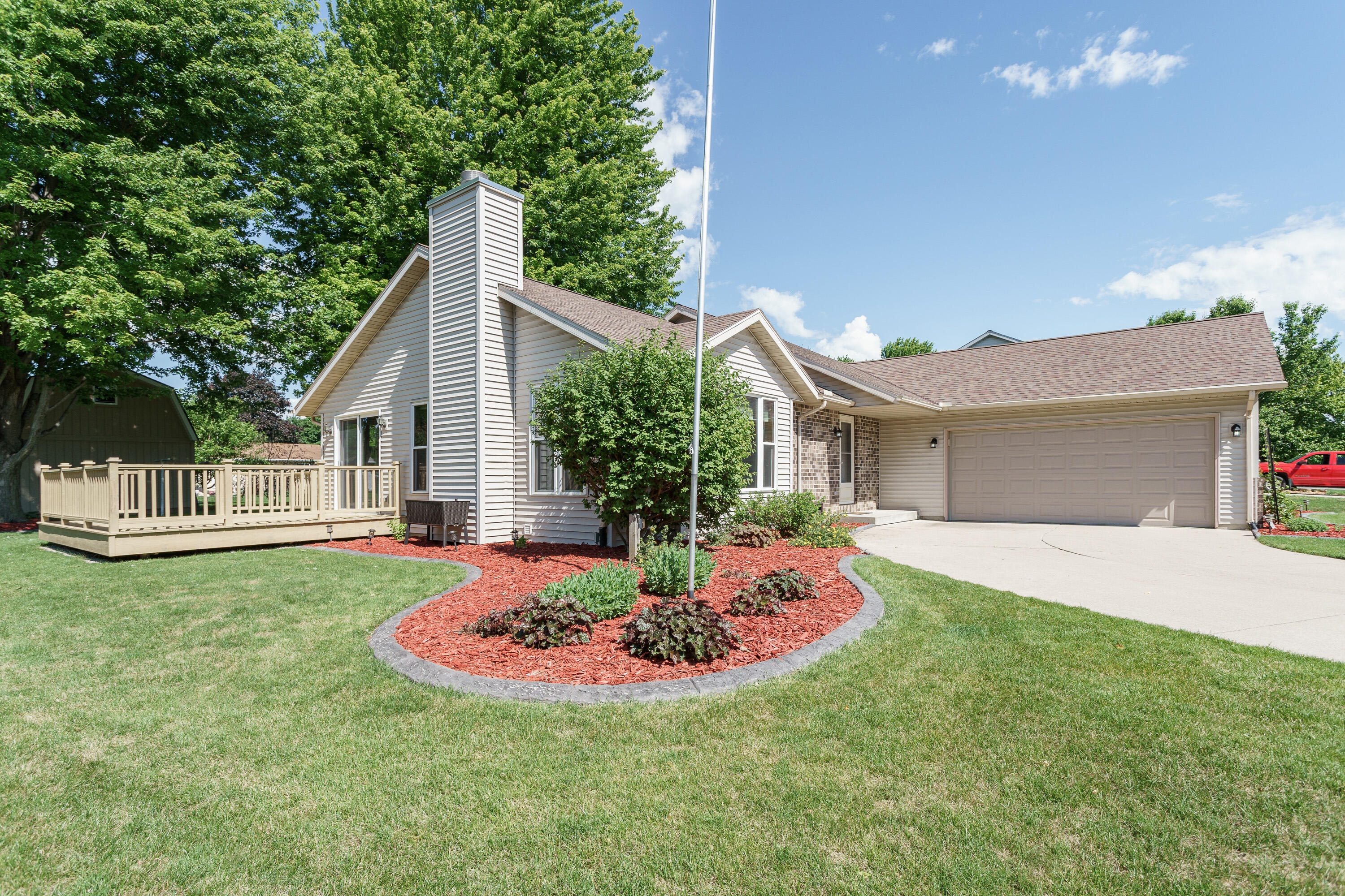 706 Woodbridge Trail Watertown, WI 53094 - Photo 3 of 38 Side view