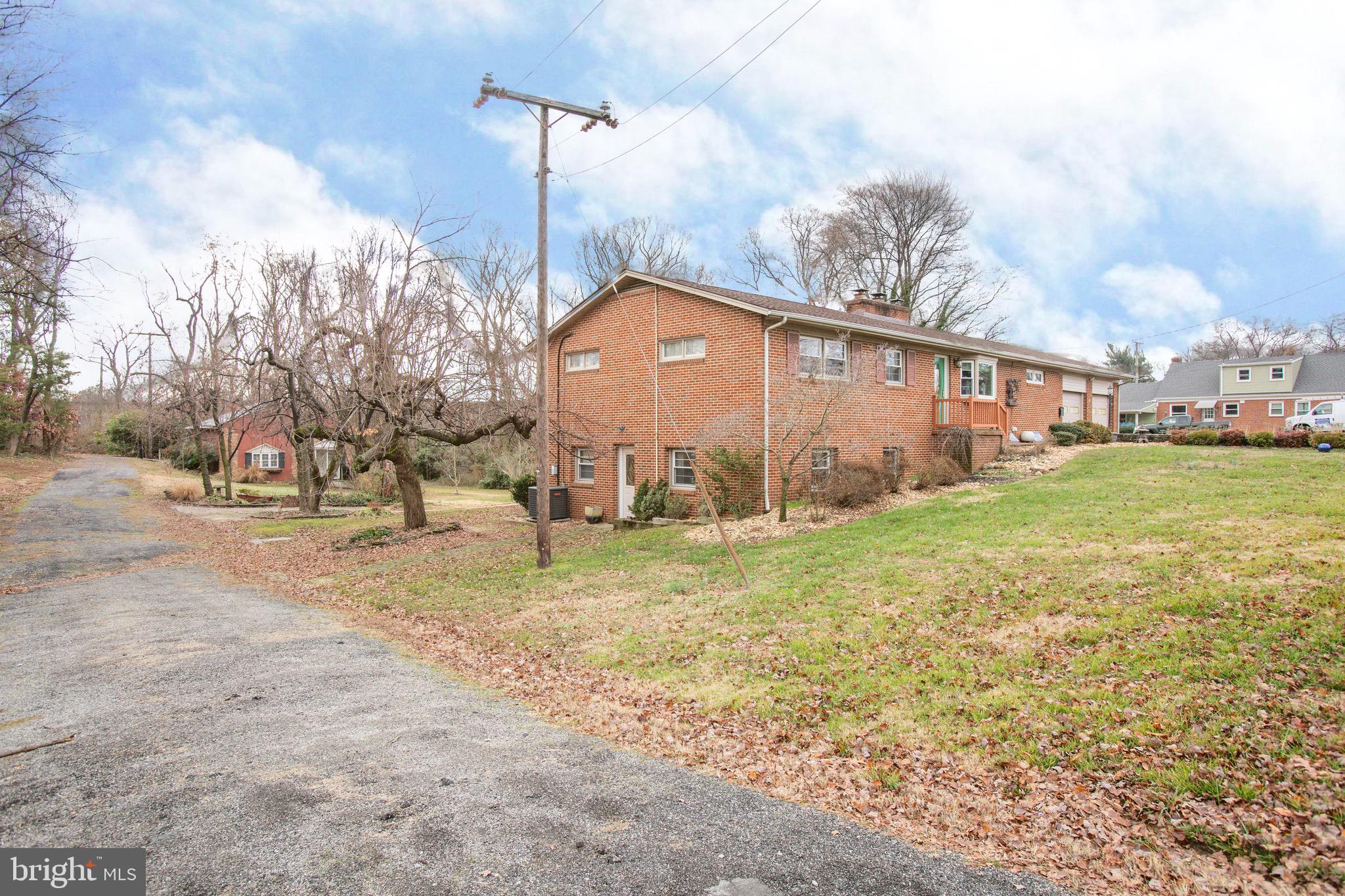 1411 Devils Reach Road Woodbridge, VA 22192 - Photo 27 of 76 Sep driveway w/ private entrance to lower level