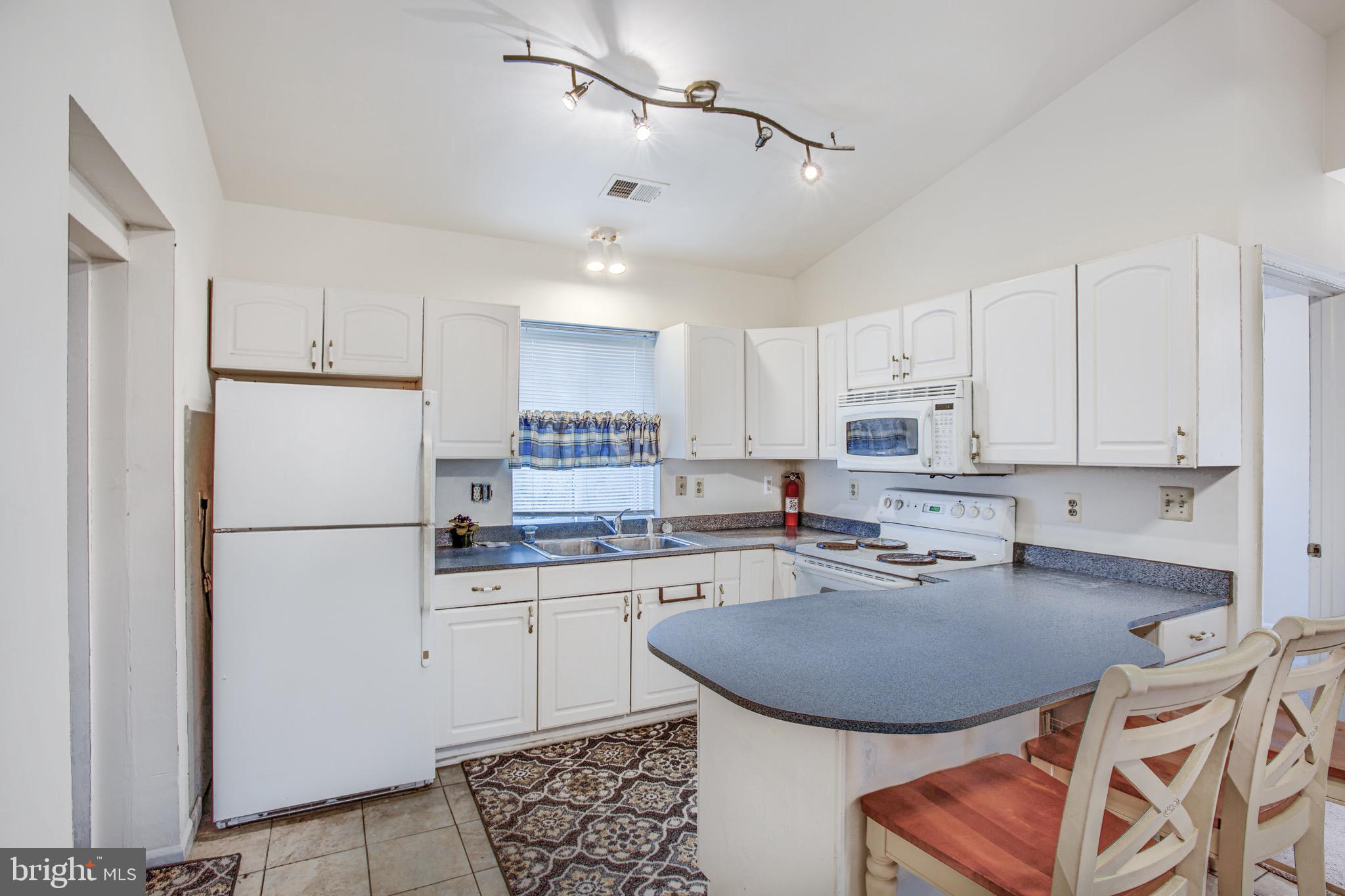 1411 Devils Reach Road Woodbridge, VA 22192 - Photo 68 of 76 breakfast bar