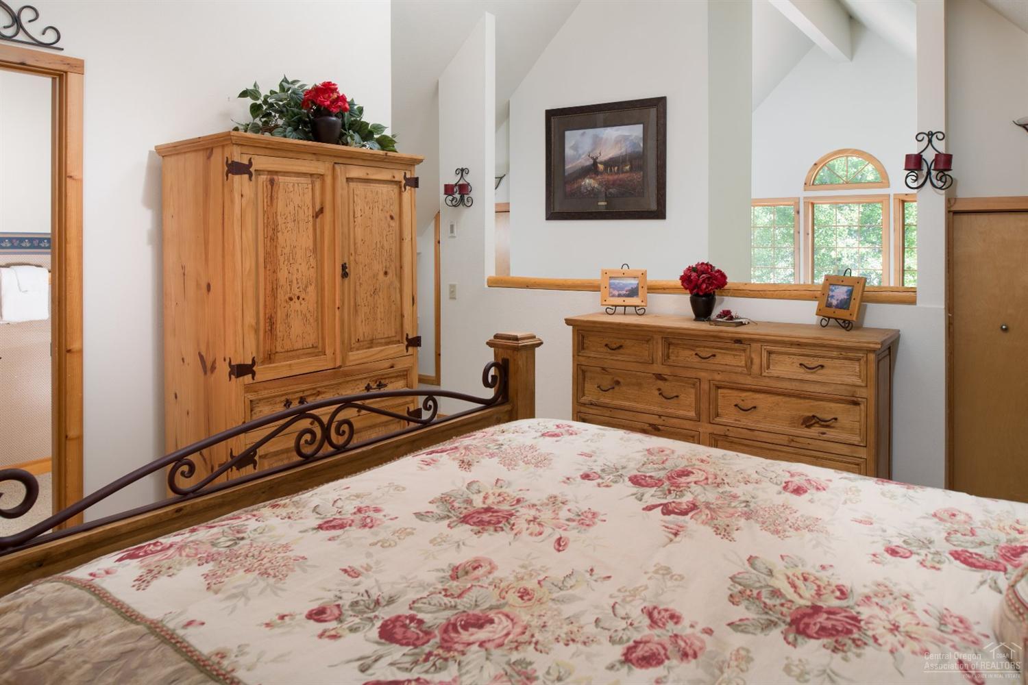 18 Circle 4 Ranch Circle Sunriver, OR 97707 - Photo 9 of 13 a bedroom with a bed and a dresser