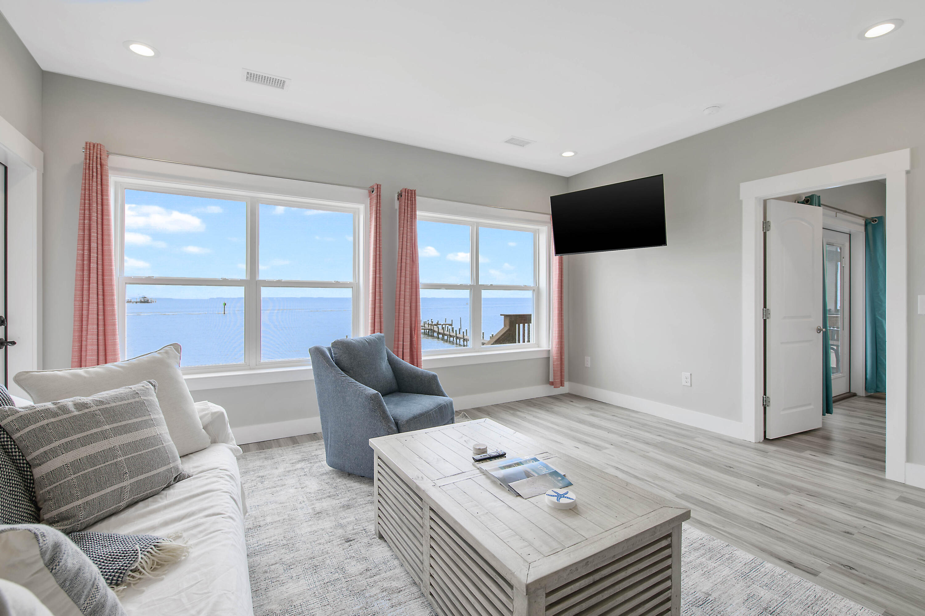 486 Beatrice Point Road Freeport, FL 32439 - Photo 12 of 38 Living Area