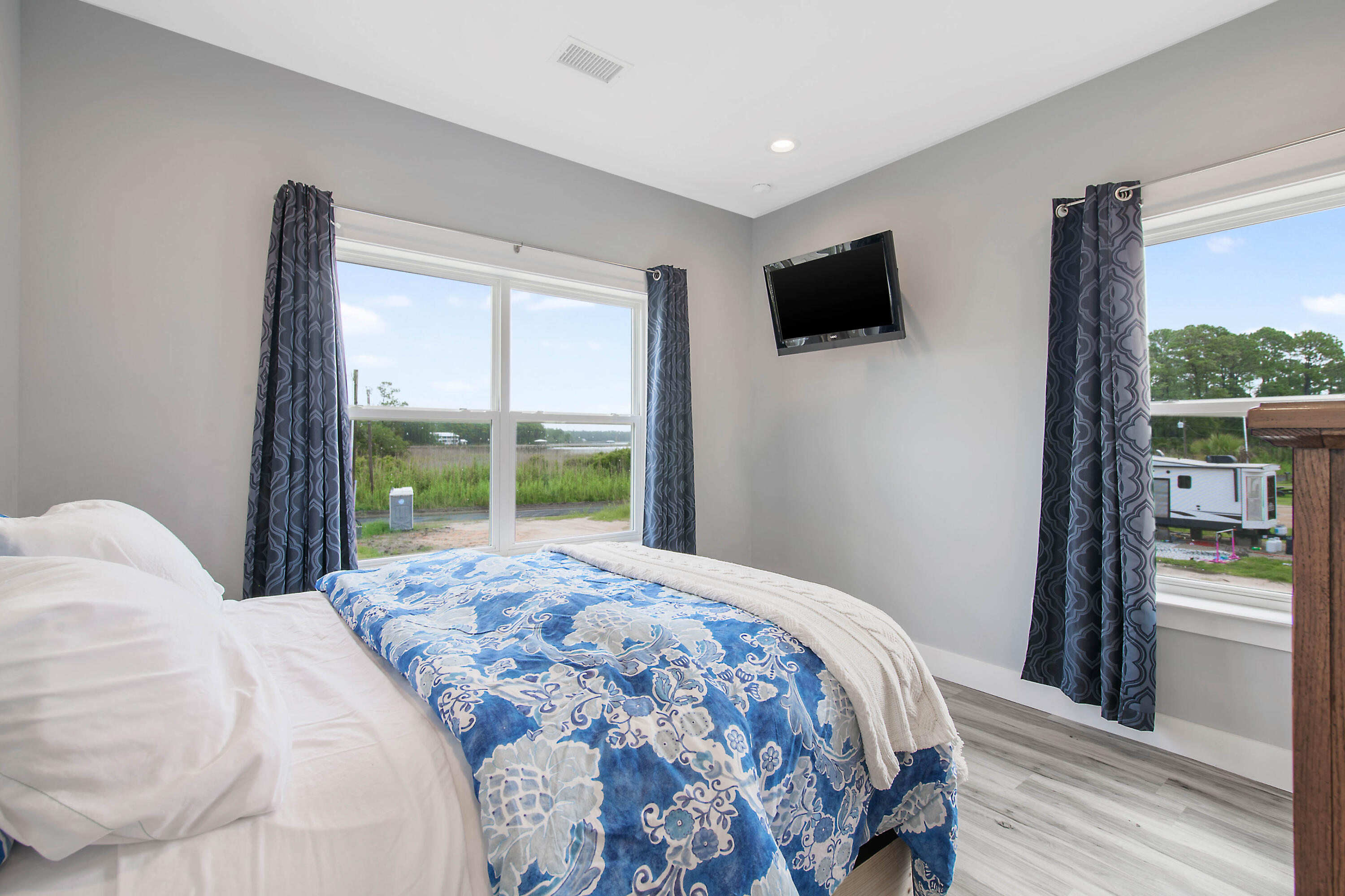 486 Beatrice Point Road Freeport, FL 32439 - Photo 23 of 38 Guest Room