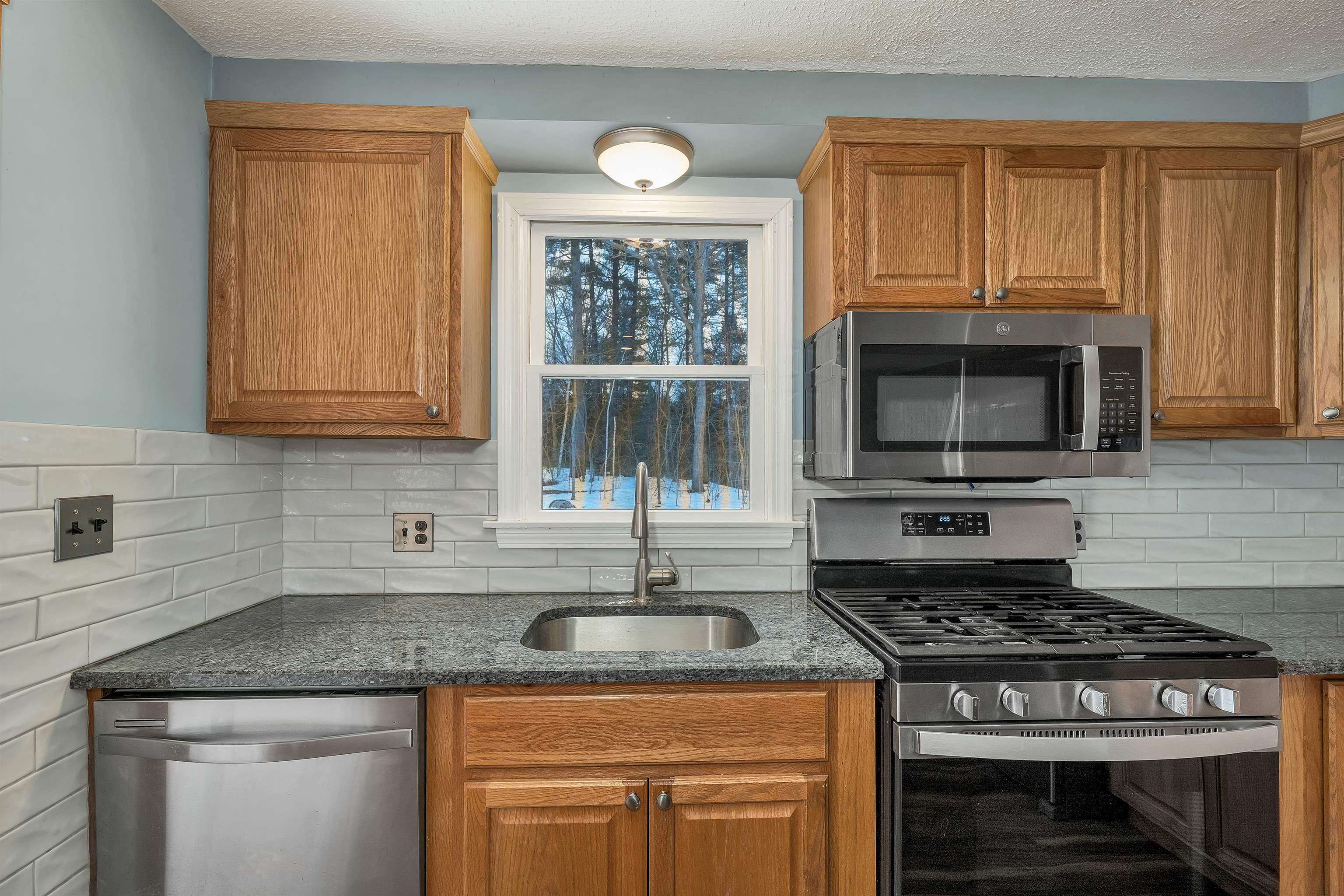 18 Ridgecrest Drive Hudson, NH 03051 - Photo 8 of 57