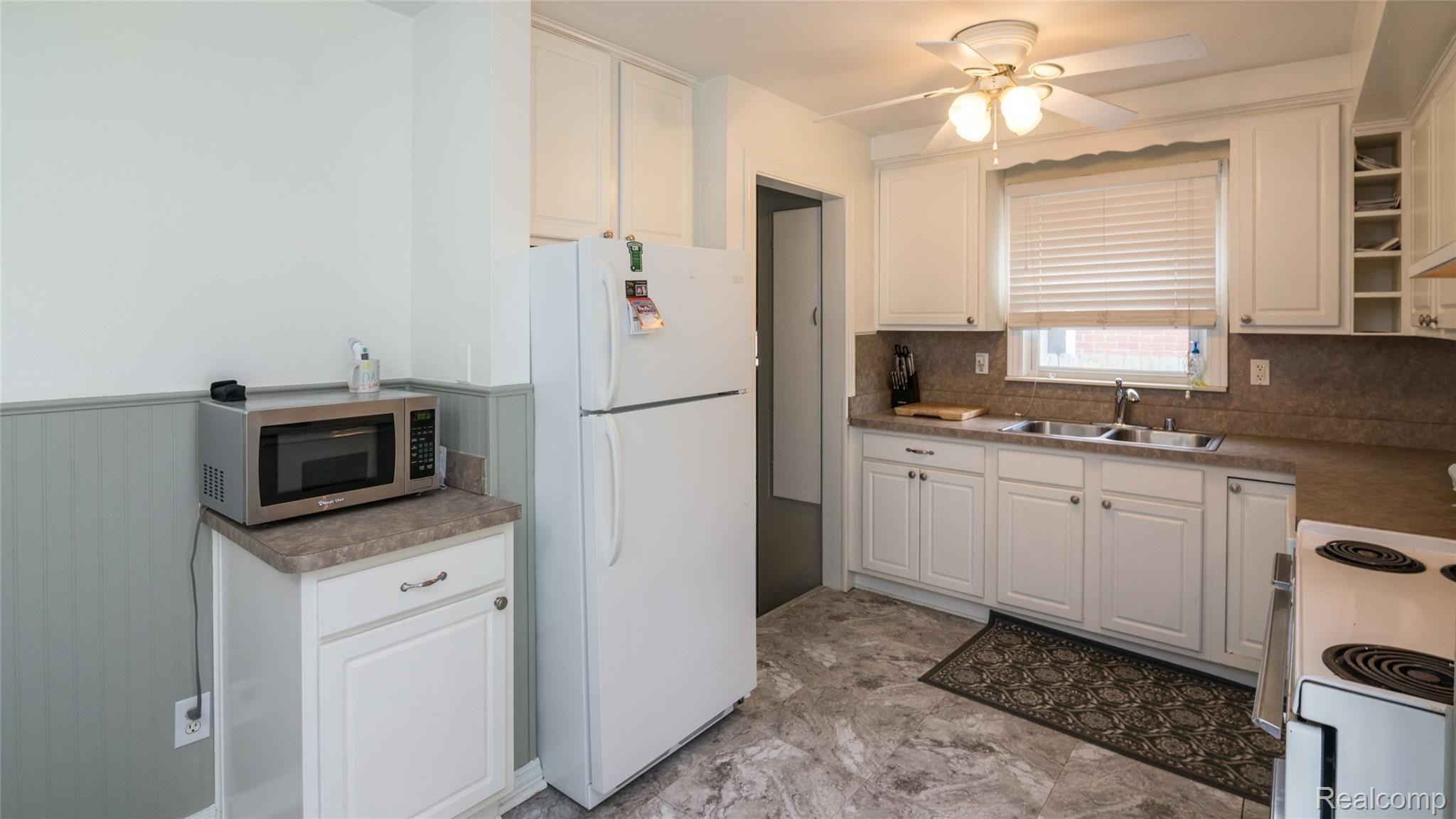 11307 Merriman Road Livonia, MI 48150 - Photo 17 of 32 016_15.jpg
