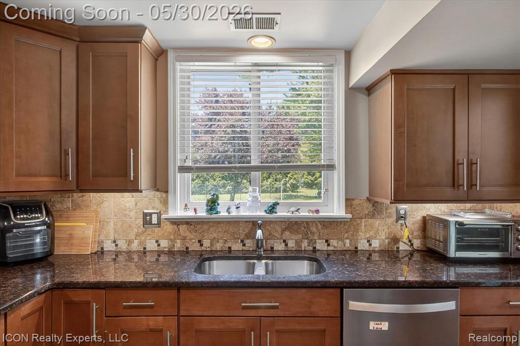 1869 Middle Trail Road Walled Lake, MI 48390 - Photo 15 of 46