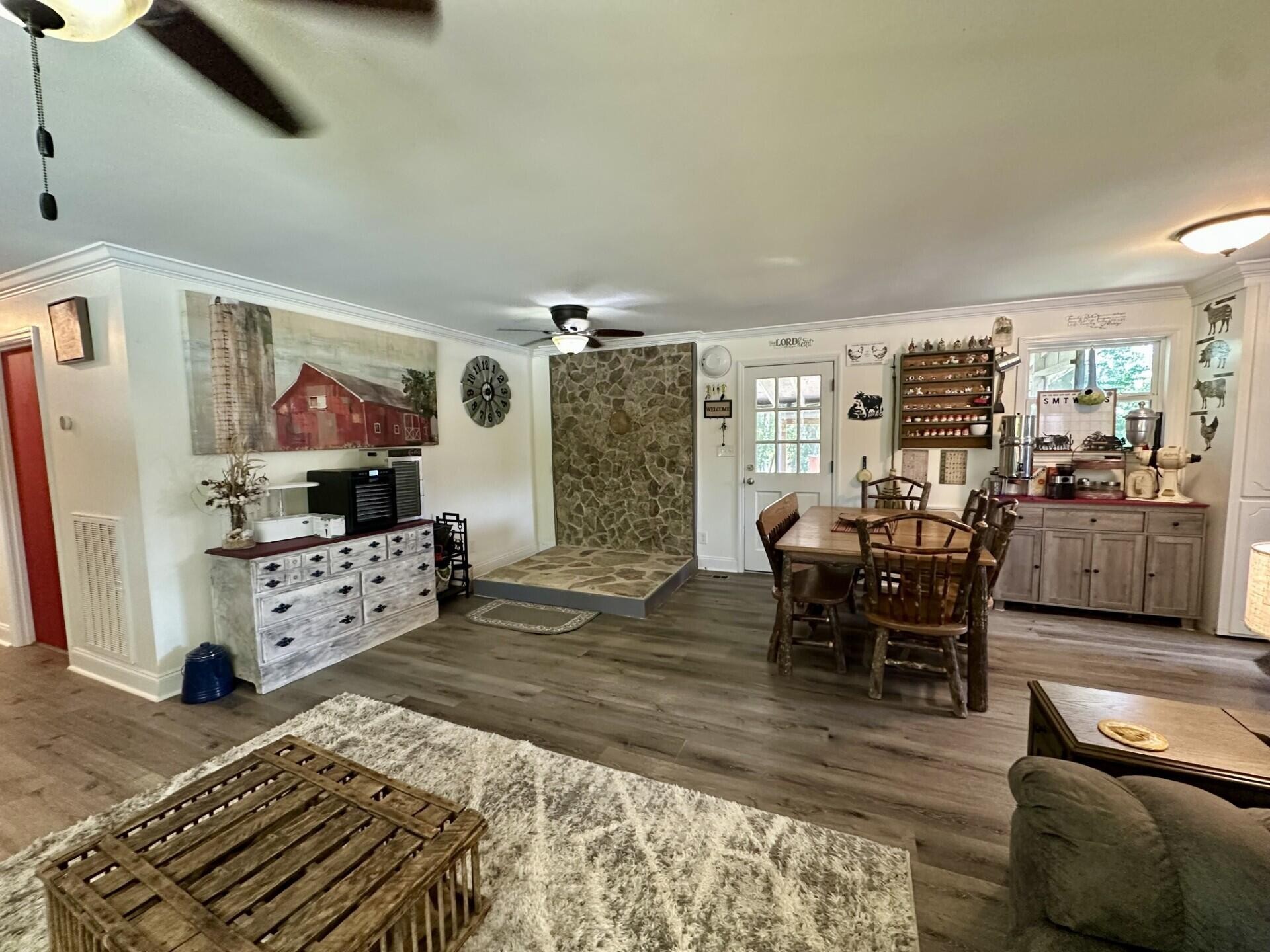 449 York Road Ocoee, TN 37361 - Photo 3 of 26 a living room with furniture and a flat screen tv