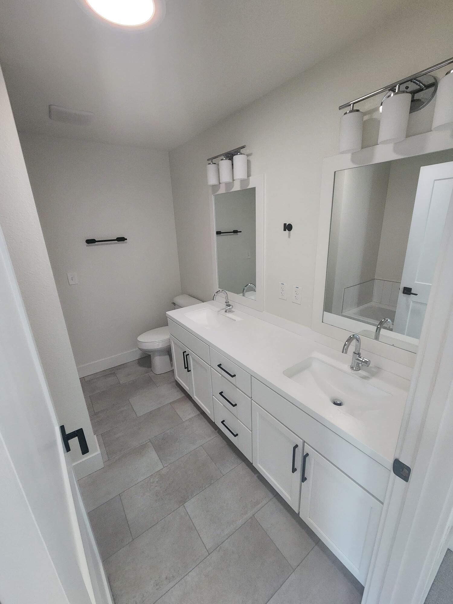 4216 East Cypress Place Oak Creek, WI 53154 - Photo 12 of 23 b37f7bf8-1b6b-43e4-a72d-686278c77b63