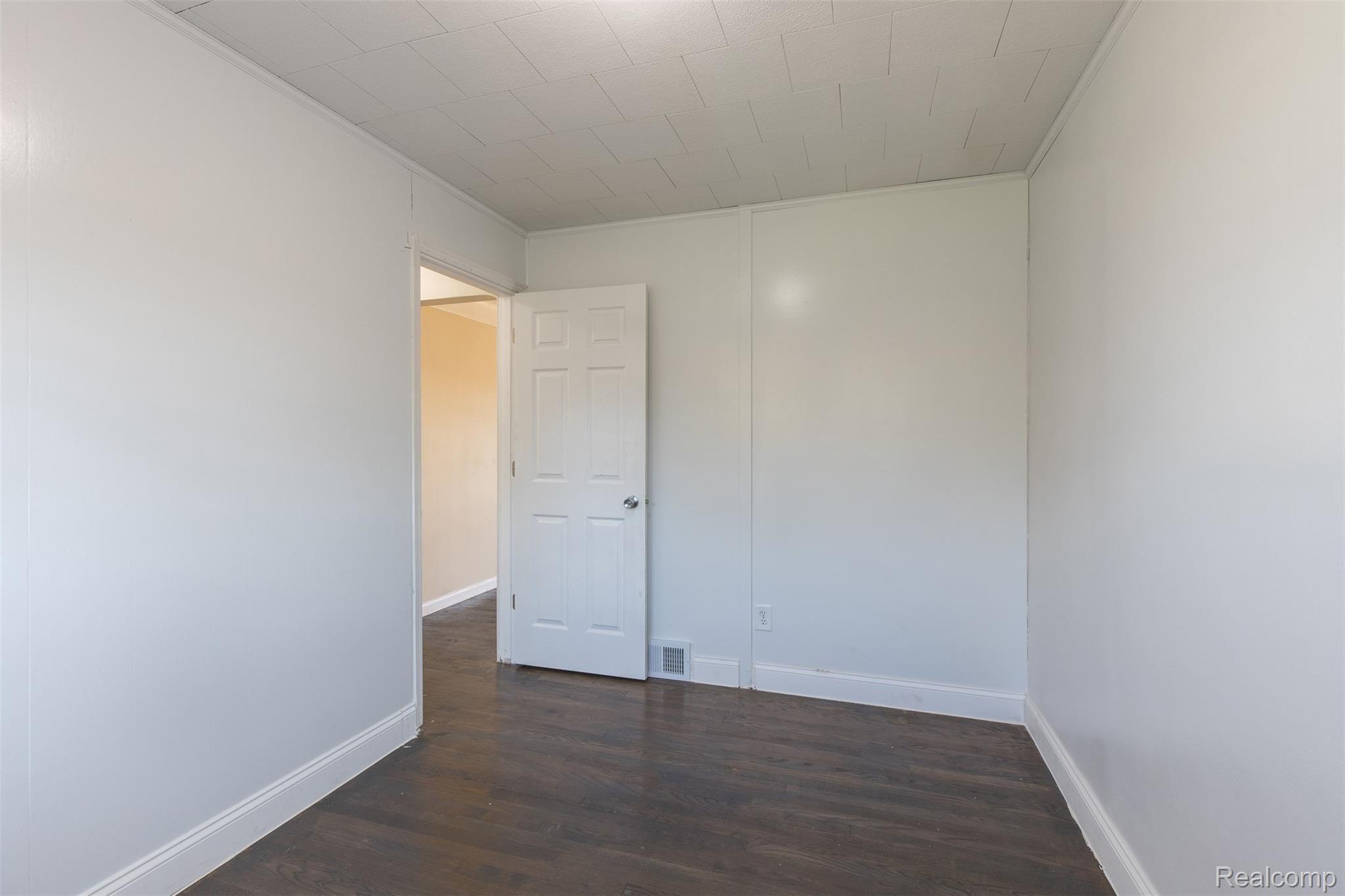 14378 Trenton Road Southgate, MI 48195 - Photo 23 of 34 3rd bedroom