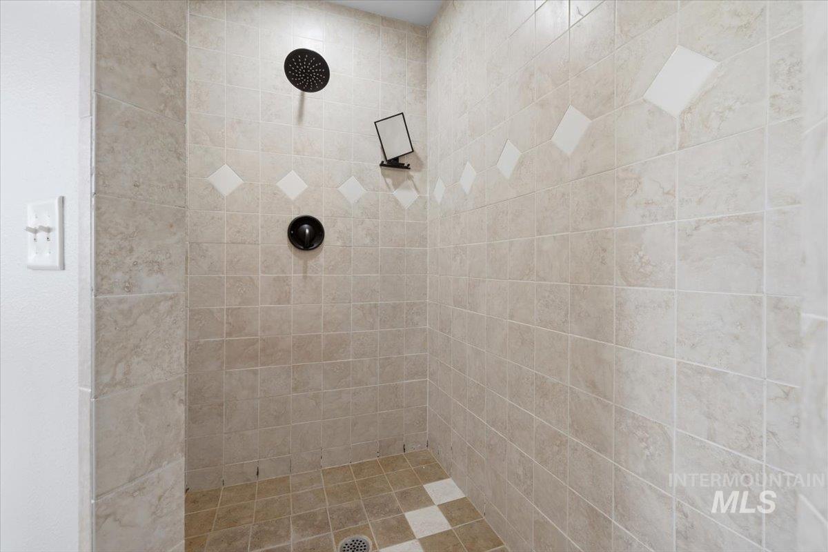 25022 Tumbleweed Road Middleton, ID 83644 - Photo 19 of 41 Bathroom featuring tiled shower