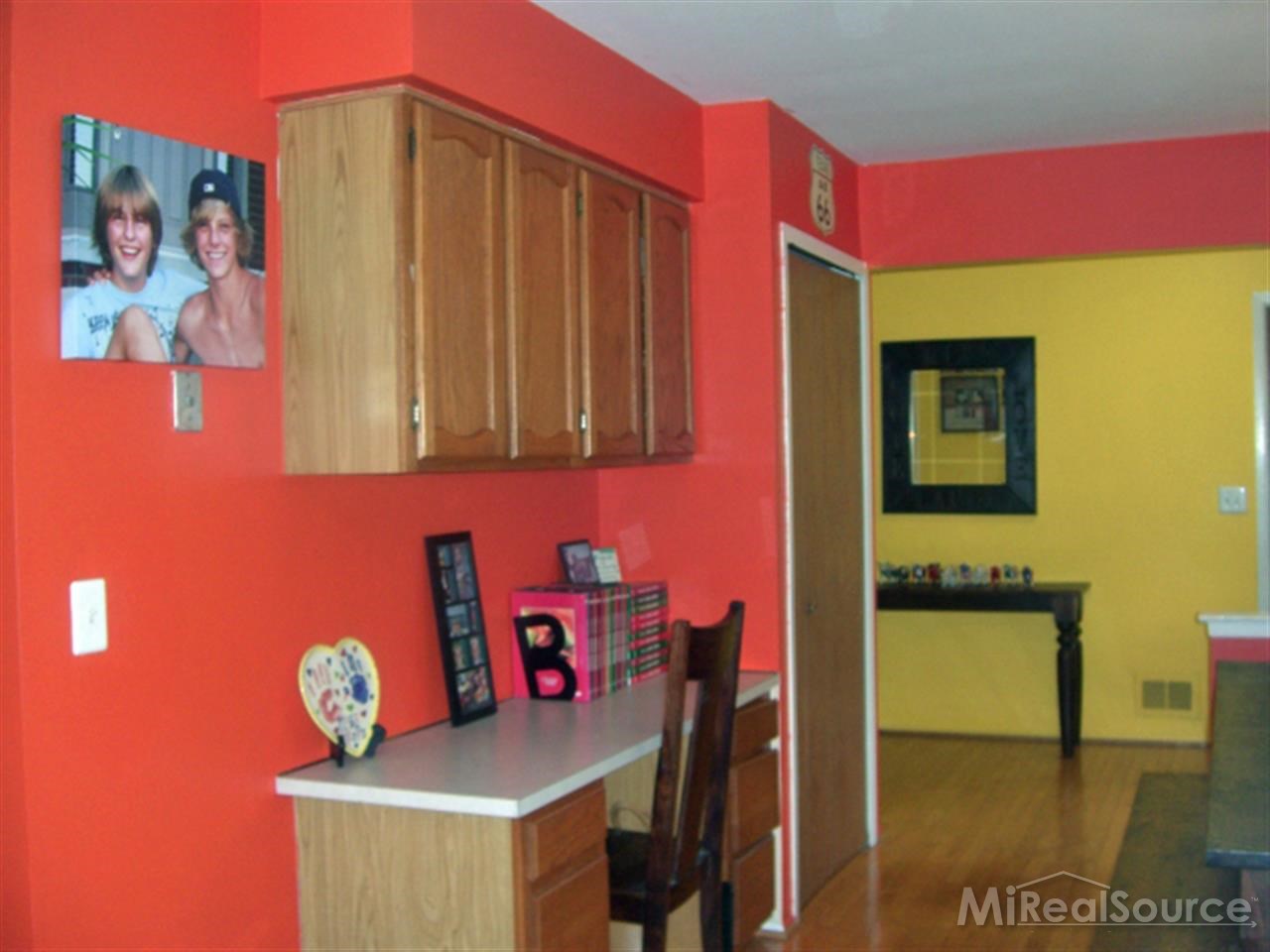627 Kentucky Drive Rochester, MI 48307 - Photo 2 of 8 DESK AREA IN KITCHEN