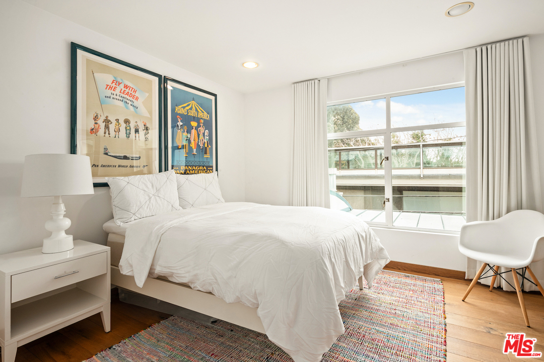 512 Brooks Avenue, Unit 4 Venice, CA 90291 - Photo 19 of 25 a bedroom with a large bed a painting and a window