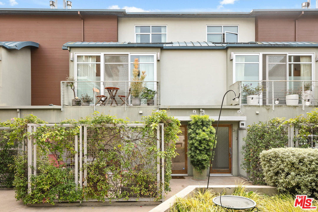 512 Brooks Avenue, Unit 4 Venice, CA 90291 - Photo 2 of 25 a front view of a house with a garden