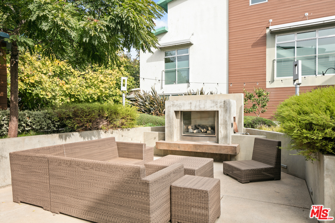 512 Brooks Avenue, Unit 4 Venice, CA 90291 - Photo 21 of 25 a living room with furniture and a fireplace