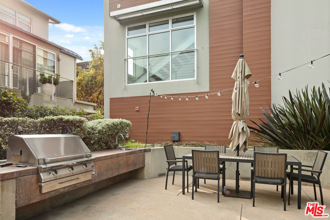 512 Brooks Avenue, Unit 4 Venice, CA 90291 - Photo 22 of 25 a outdoor seating area with furniture